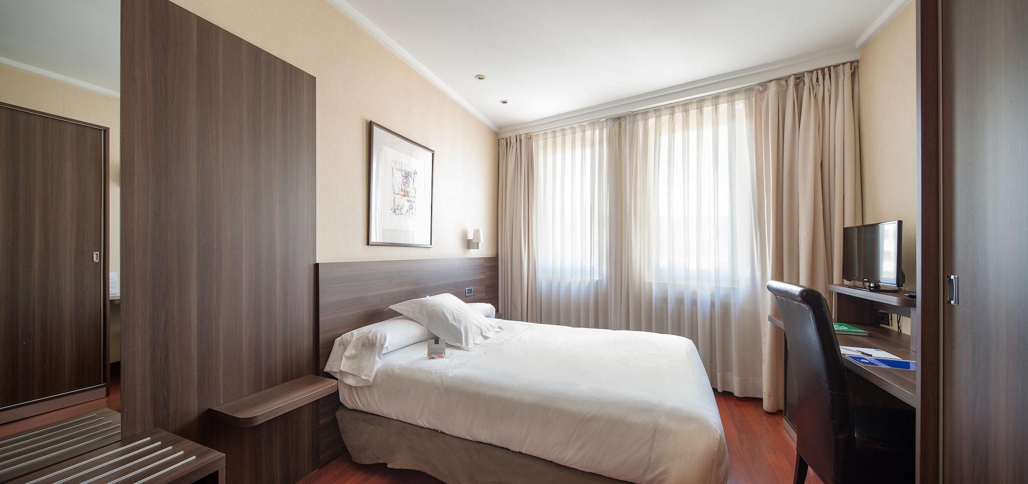 Hotel Yoldi Pamplona Bagian luar foto