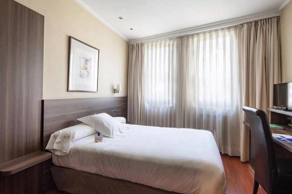 Hotel Yoldi Pamplona Bagian luar foto