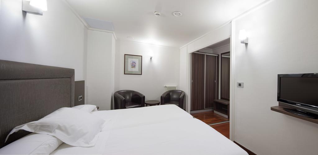 Hotel Yoldi Pamplona Bagian luar foto