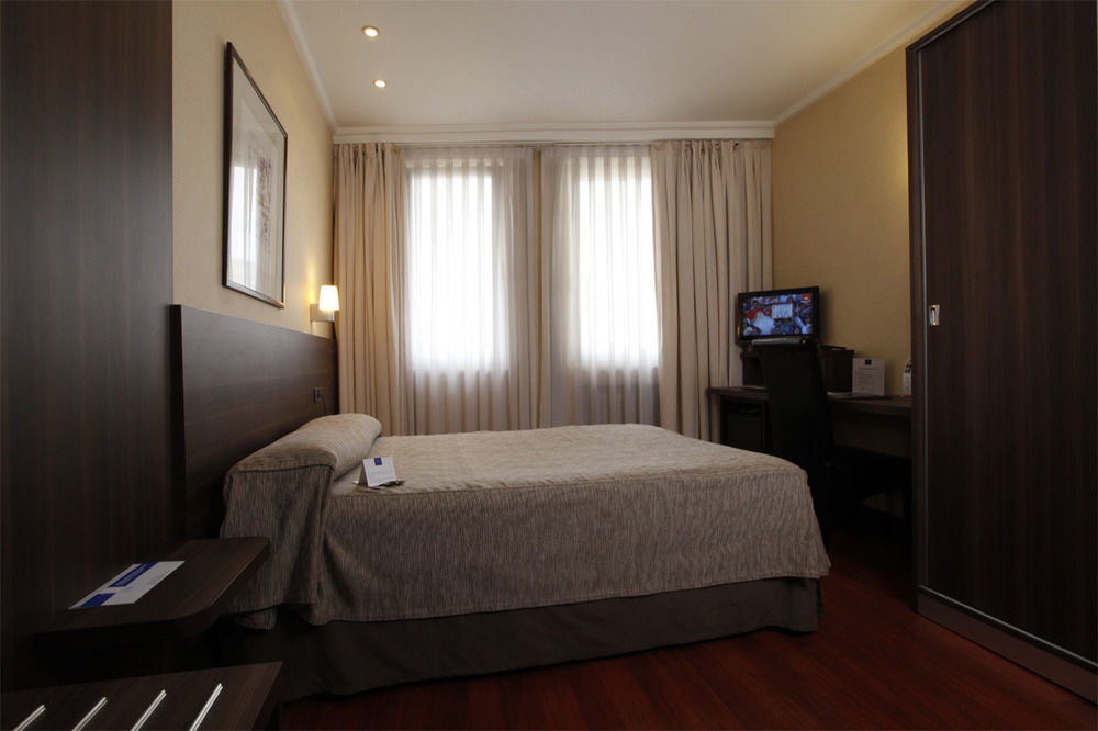 Hotel Yoldi Pamplona Bagian luar foto