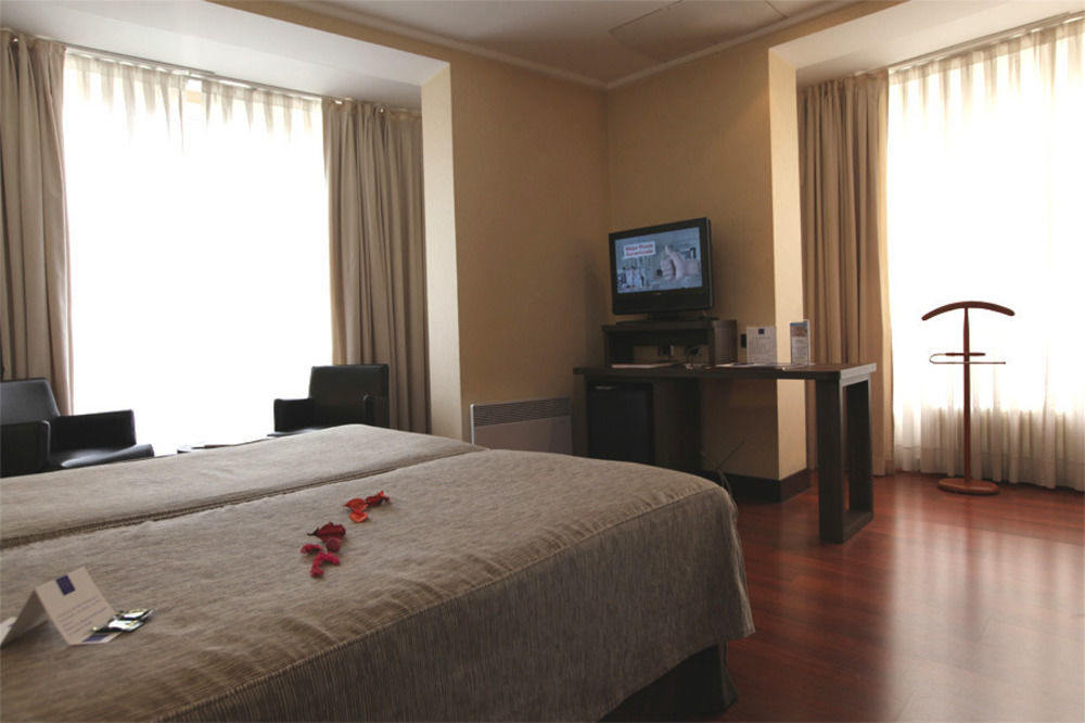 Hotel Yoldi Pamplona Bagian luar foto