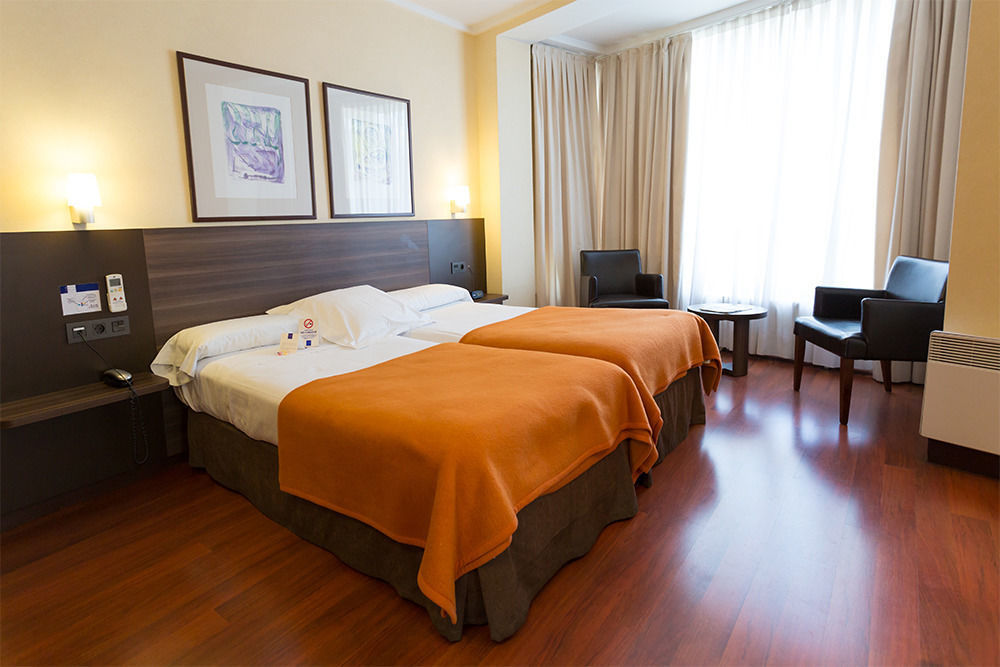Hotel Yoldi Pamplona Bagian luar foto
