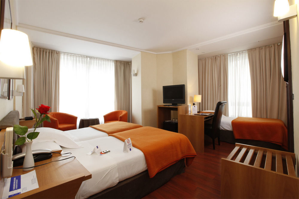 Hotel Yoldi Pamplona Bagian luar foto