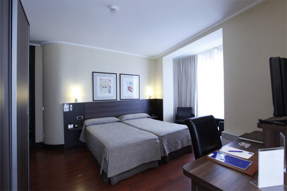 Hotel Yoldi Pamplona Bagian luar foto