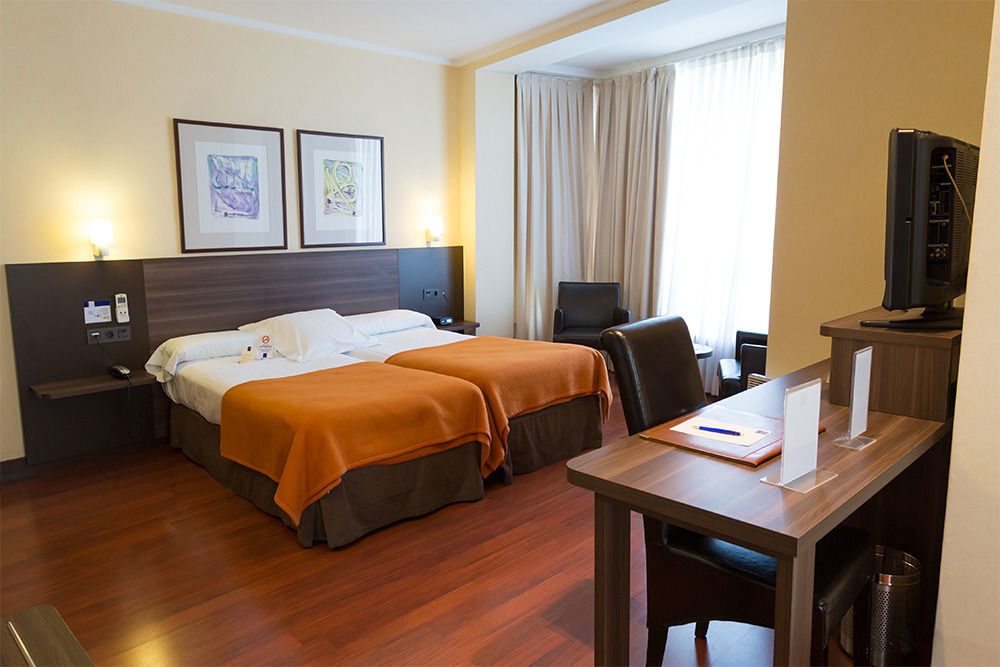 Hotel Yoldi Pamplona Bagian luar foto