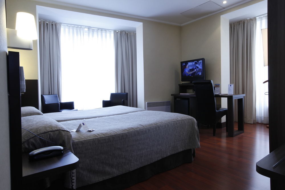 Hotel Yoldi Pamplona Bagian luar foto