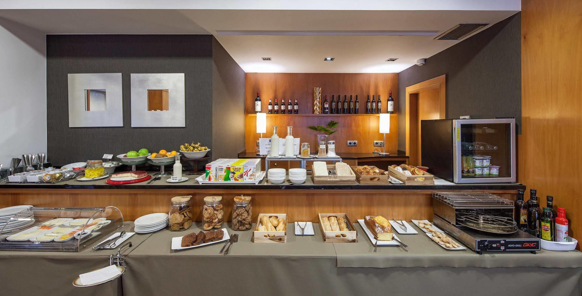 Hotel Yoldi Pamplona Bagian luar foto